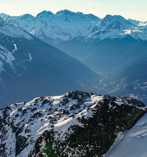 白雪皑皑的山脉景观