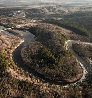 Letecký pohled na řeku v lese