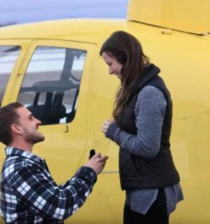 muž a žena stojící vedle žlutého letadla