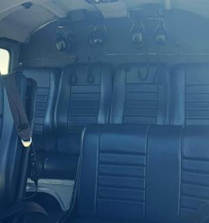 pohled na kokpit letadla