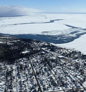Letecký pohled na město u vodní plochy