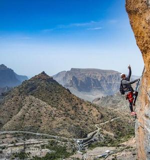 一个人正从悬崖上垂降