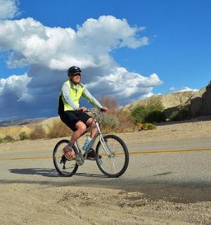 两个人在沙漠公路上骑自行车