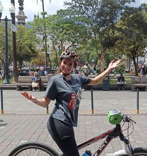 一名女子在公园里骑自行车