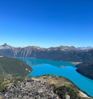 Letecký pohled na jezero v horách