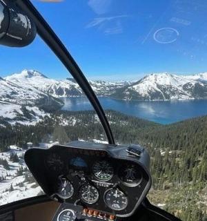 从直升机驾驶舱俯瞰白雪皑皑的山峰