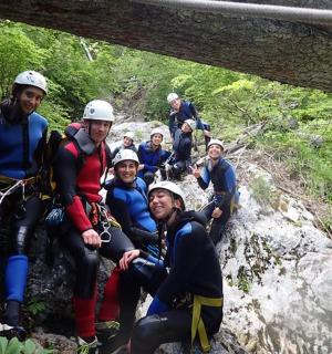 Skupina lidí pózuje pro fotografii na řece