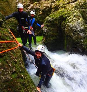 skupina lidí stojící na vodopádu