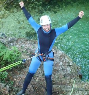 muž na zipline s rukama ve vzduchu