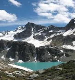 一座山，山前有一片蓝色的湖泊