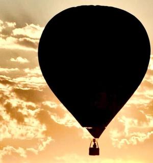 一只热气球在多云的天空中飞行