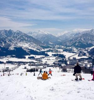 skupina lidí na zasněžené sjezdovce