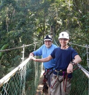 两名男子站在丛林中的吊桥上
