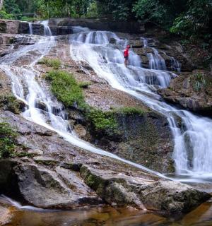 站在瀑布前的人
