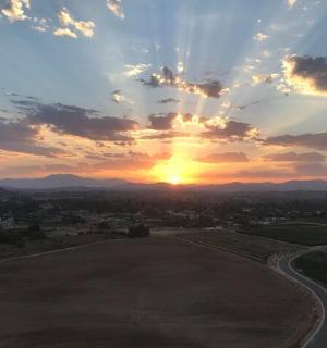 田野上的日落，天空中太阳高悬