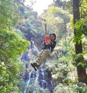 žena se houpe na zip line v lese