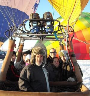 一群人乘坐热气球