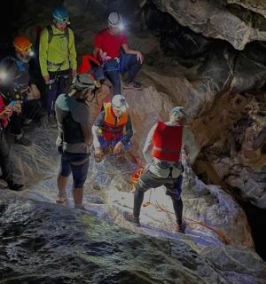 一群人正在山洞里攀爬