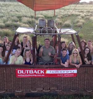 一群人乘坐热气球