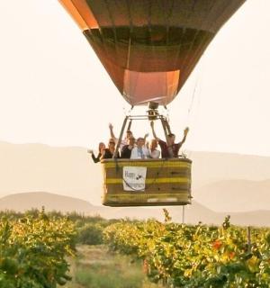 一群人乘坐热气球飞越葡萄园