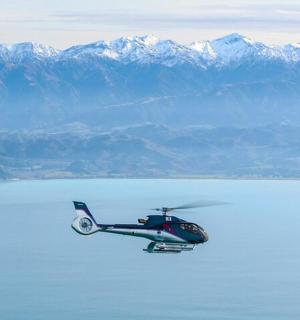 一架直升机飞越水域