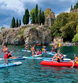 一群人在水中划皮艇