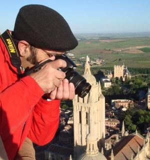 一名男子用相机拍摄城市照片