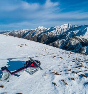 雪山上的一副滑雪板