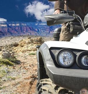 osoba na čtyřkolce v Grand Canyonu