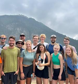 一群人在山前摆姿势拍照