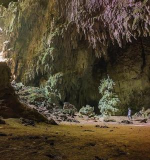 站在洞穴里的人