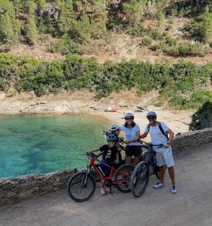 skupina tří lidí stojících vedle svých kol