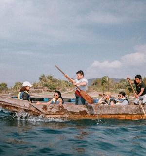 一群人在水中的船里