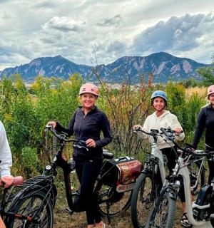 skupina lidí pózujících pro fotografii se svými koly