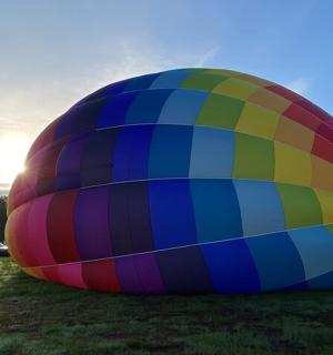 一个彩色热气球停在田野里