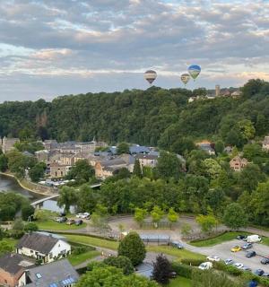 Două baloane cu aer cald zboară deasupra unui oraș