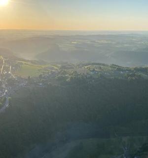 夕阳下的城市鸟瞰图