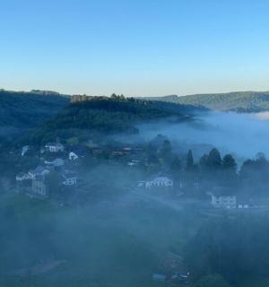 malé město uprostřed údolí zahaleného mlhou