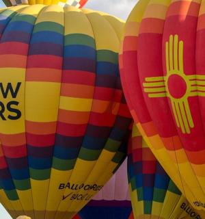 Skupina barevných horkovzdušných balónů na obloze