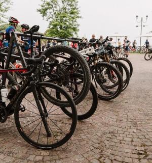 一堆自行车并排停放