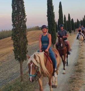 一群人骑马沿着道路行驶