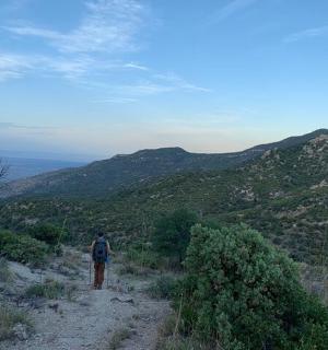 člověk stojí na prašné stezce na hoře