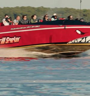 一群人在水中的船上