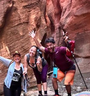 一群人站在岩壁旁