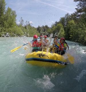 skupina lidí na voru na řece