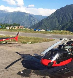 两架直升机停在跑道上，背景是群山