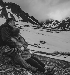 一男一女坐在山顶上