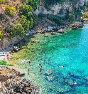 一群人在清澈湛蓝的海水中游泳