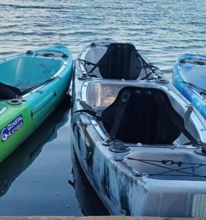 два чамца паркирана један поред другог на води