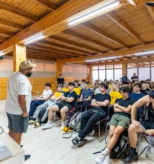 一群人坐在房间里的椅子上